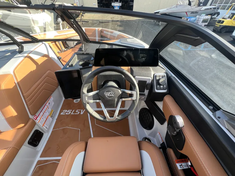 Slide: The Image of Malibu Wakesetter 25 LSV 2026 - 16