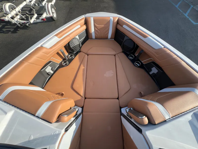 Slide: The Image of Malibu Wakesetter 25 LSV 2026 - 18