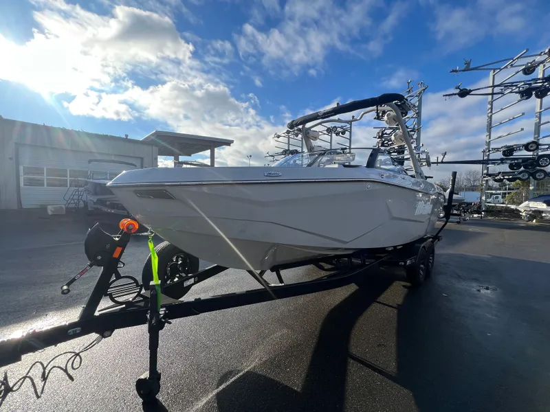 Slide: The Image of Malibu Wakesetter 25 LSV 2026 - 4