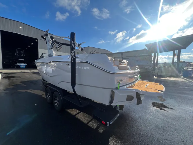 Slide: The Image of Malibu Wakesetter 25 LSV 2026 - 6