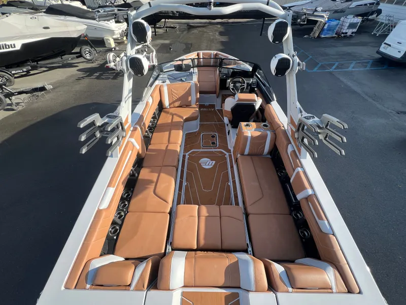 Slide: The Image of Malibu Wakesetter 25 LSV 2026 - 9