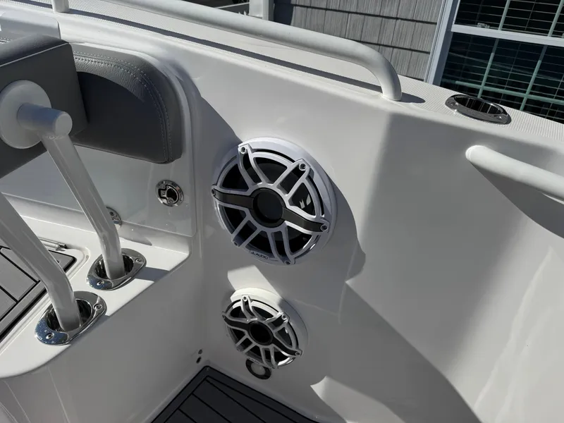 Slide: The Image of Everglades 295 Center Console 2021 - 12