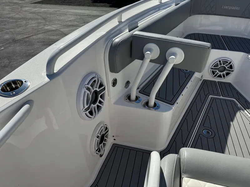 Slide: The Image of Everglades 295 Center Console 2021 - 13