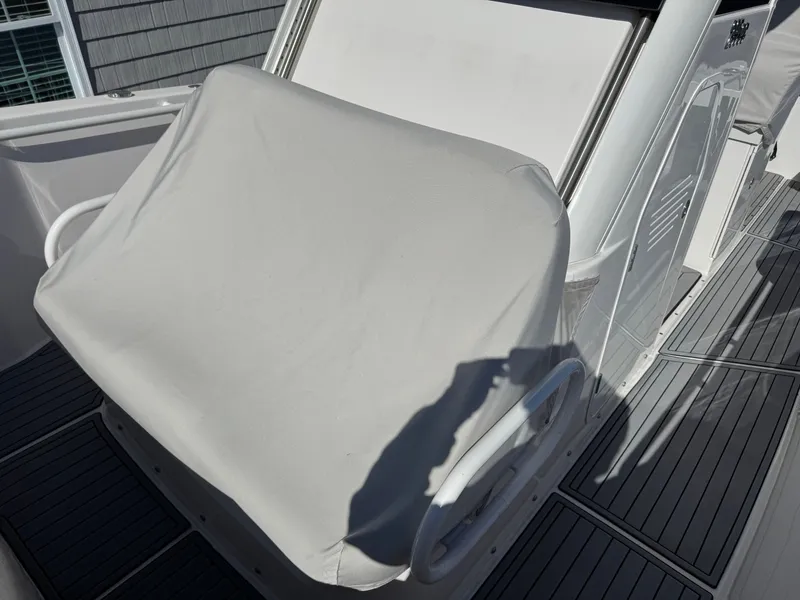 Slide: The Image of Everglades 295 Center Console 2021 - 16