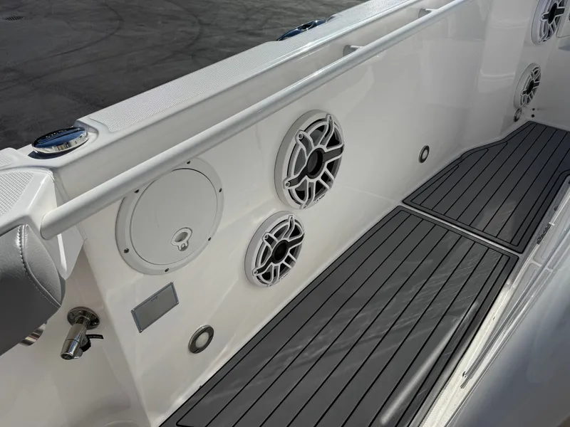 Slide: The Image of Everglades 295 Center Console 2021 - 17