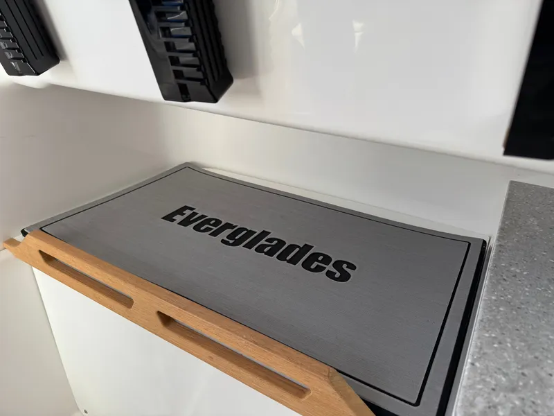 Slide: The Image of Everglades 295 Center Console 2021 - 20