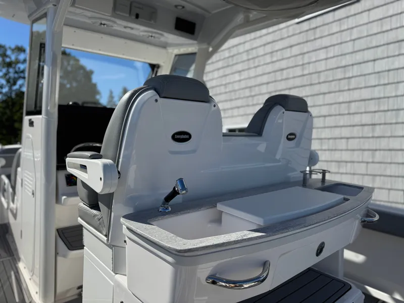 Slide: The Image of Everglades 295 Center Console 2021 - 30