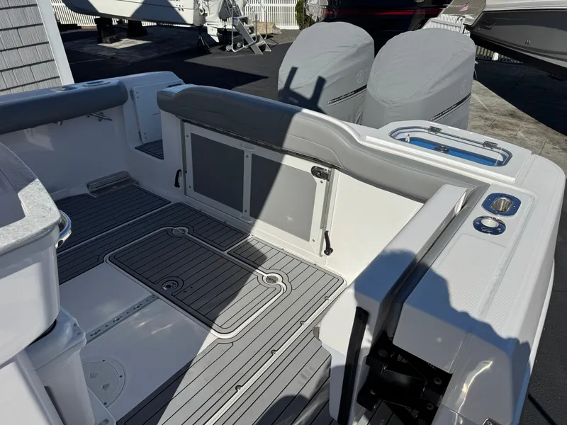 Slide: The Image of Everglades 295 Center Console 2021 - 37