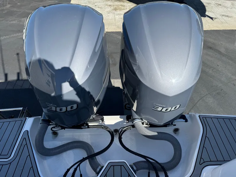 Slide: The Image of Everglades 295 Center Console 2021 - 38