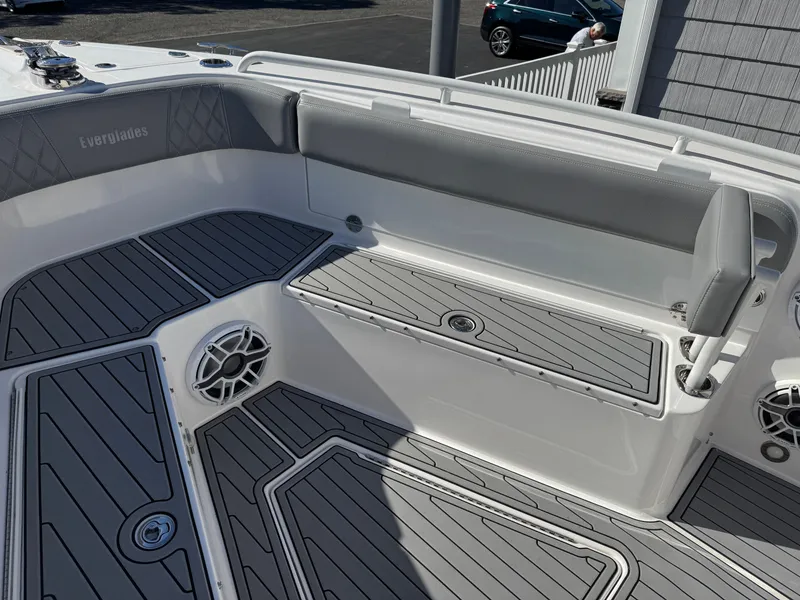 Slide: The Image of Everglades 295 Center Console 2021 - 8