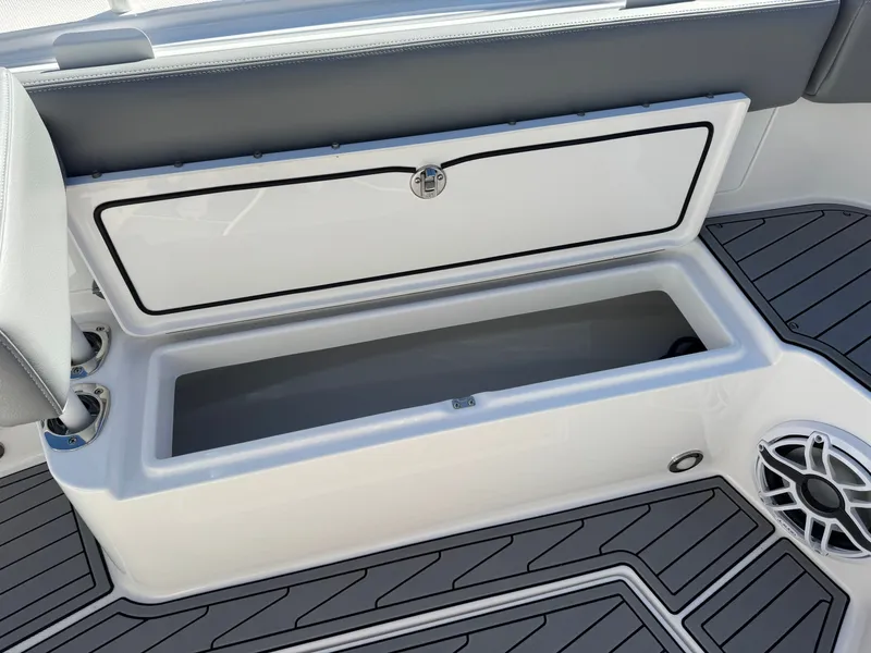 Slide: The Image of Everglades 295 Center Console 2021 - 9