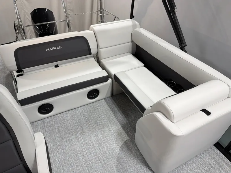 Slide: The Image of Harris Cruiser 230 2026 - 11