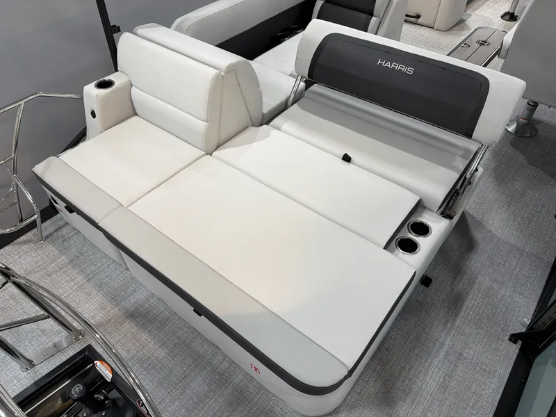 Slide: The Image of Harris Cruiser 230 2026 - 13