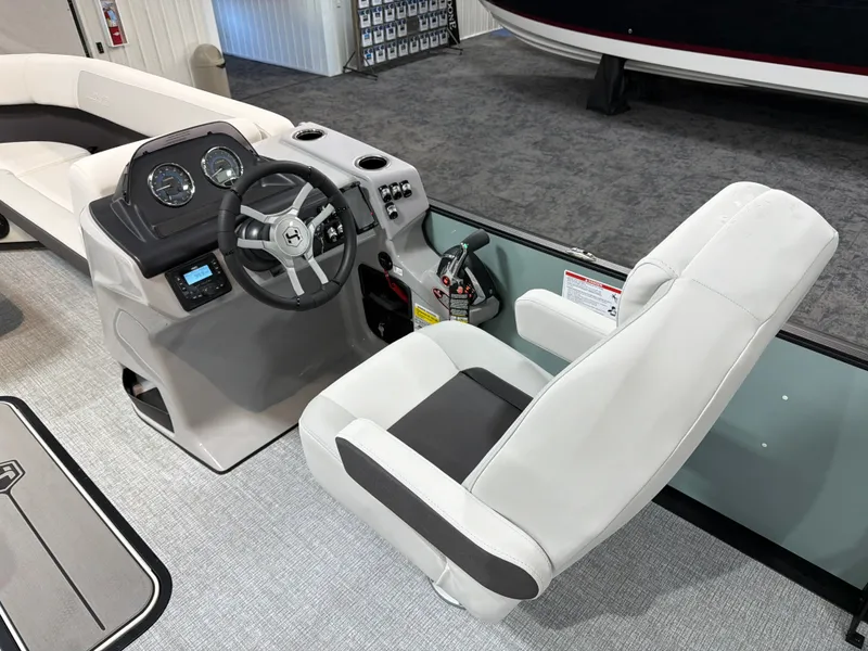 Slide: The Image of Harris Cruiser 230 2026 - 14