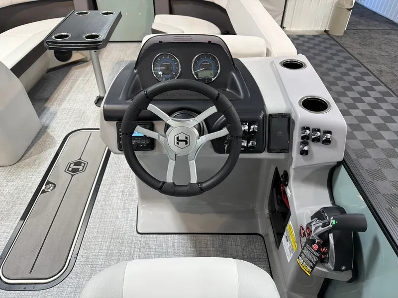 Slide: The Image of Harris Cruiser 230 2026 - 15