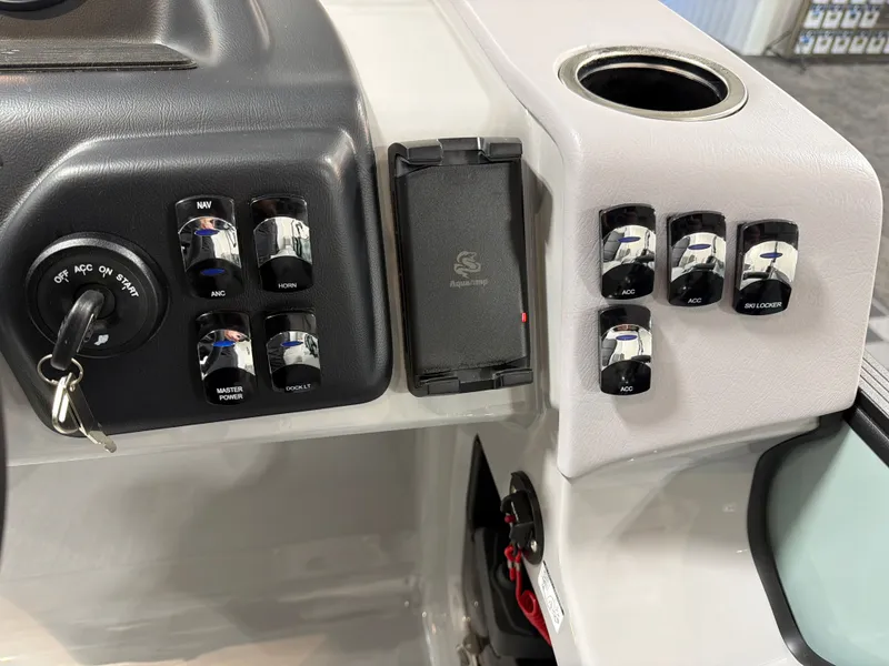 Slide: The Image of Harris Cruiser 230 2026 - 18