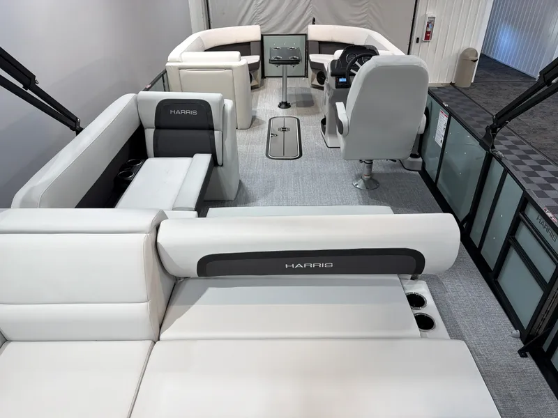 Slide: The Image of Harris Cruiser 230 2026 - 5