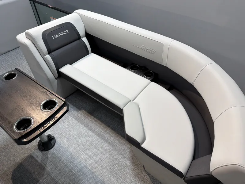 Slide: The Image of Harris Cruiser 230 2026 - 7