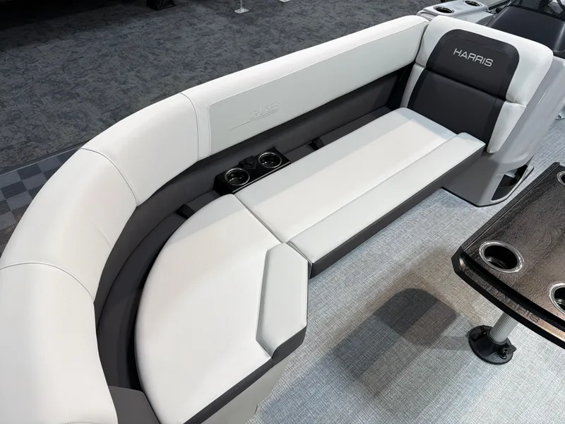 Slide: The Image of Harris Cruiser 230 2026 - 8