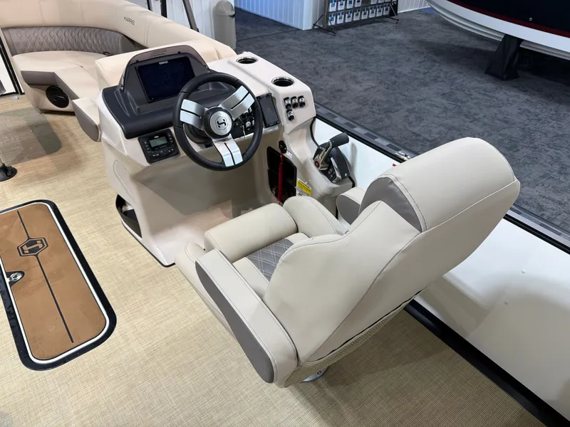 Slide: The Image of Harris Cruiser 230 2026 - 11