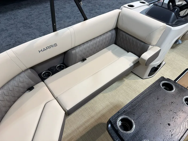 Slide: The Image of Harris Cruiser 230 2026 - 7