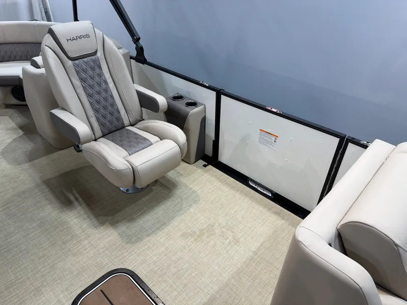 Slide: The Image of Harris Cruiser 230 2026 - 9