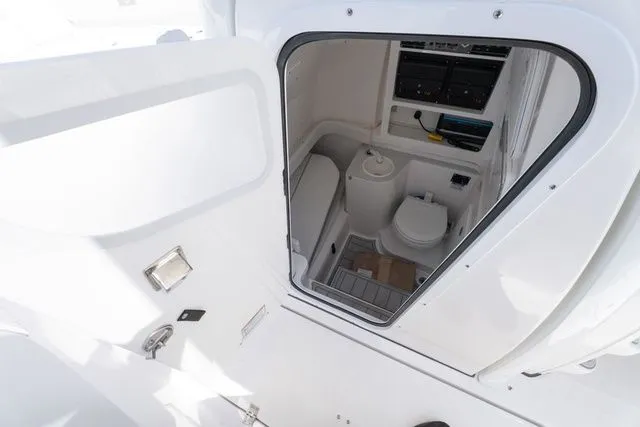 Slide: The Image of Sea Fox 328 Commander 2026 - 30