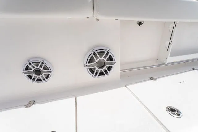 Slide: The Image of Sea Fox 328 Commander 2026 - 32