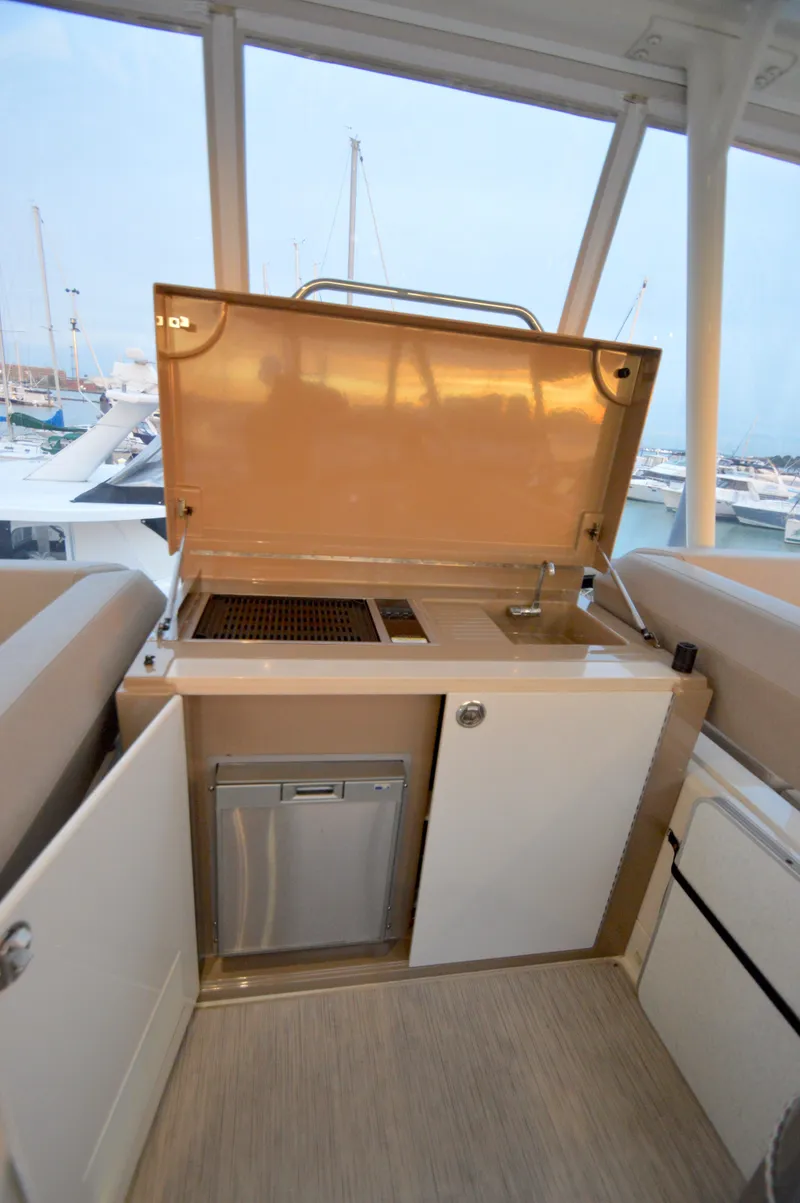 Slide: The Image of Carver C52 Flybridge 2018 - 15