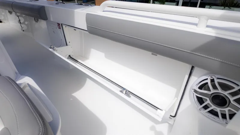 Slide: The Image of Everglades 253 Center Console 2026 - 34