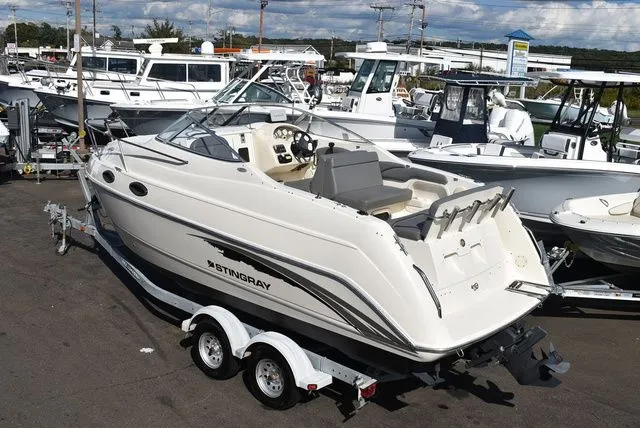 Slide: The Image of Stingray 240 CS 2002 - 18