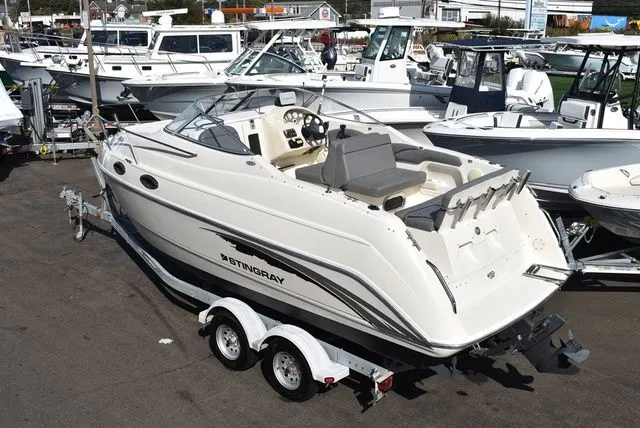 Slide: The Image of Stingray 240 CS 2002 - 19