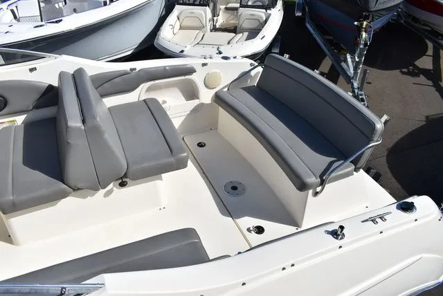 Slide: The Image of Stingray 240 CS 2002 - 28