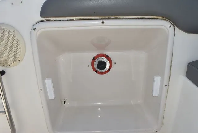 Slide: The Image of Stingray 240 CS 2002 - 59