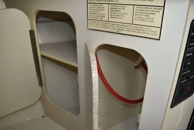 Slide: The Image of Stingray 240 CS 2002 - 85