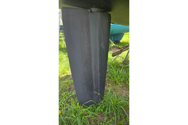 Slide: The Image of Keel of a 2003 Beneteau Oceanis Clipper 393 sailboat on grassy ground. - 26