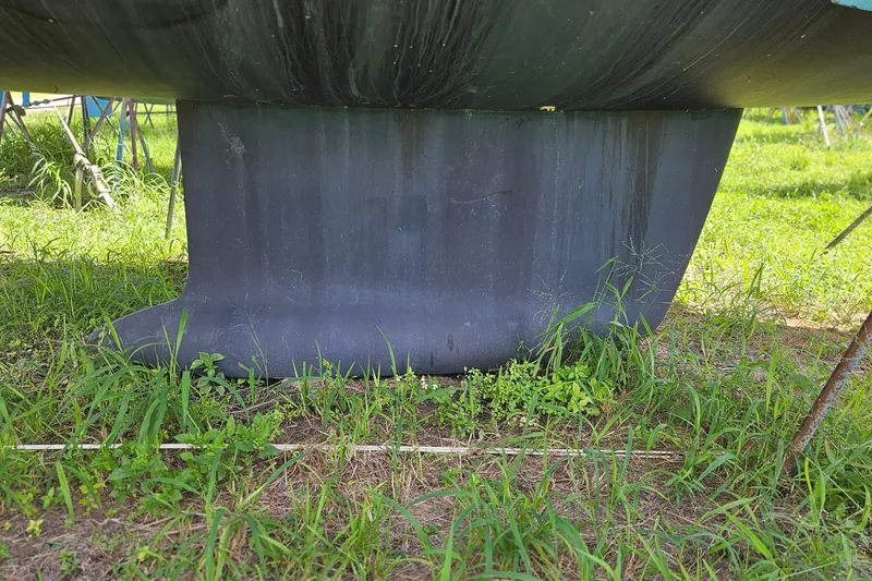 Slide: The Image of Keel of 2003 Beneteau Oceanis Clipper 393 sailboat on grassy ground. - 27