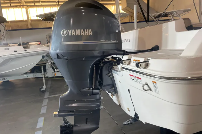 Slide: The Image of 2023 Hurricane SunDeck Sport 201 OB with Yamaha outboard motor in showroom. - 12