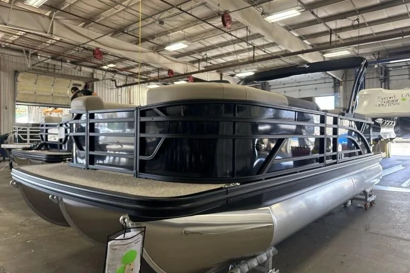 The Image of 2026 Bennington 22 SSRSE pontoon boat in a warehouse setting. - 3