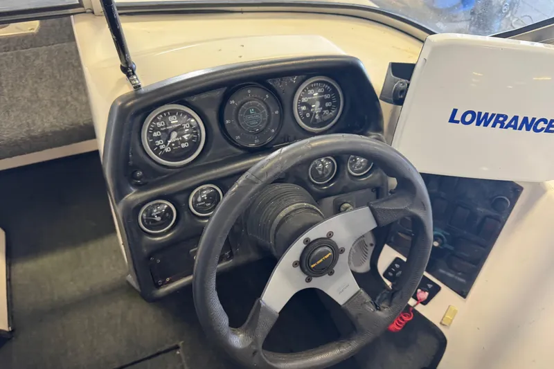Slide: The Image of 1998 Skeeter WX1850 boat dashboard with steering wheel and Lowrance equipment. - 13
