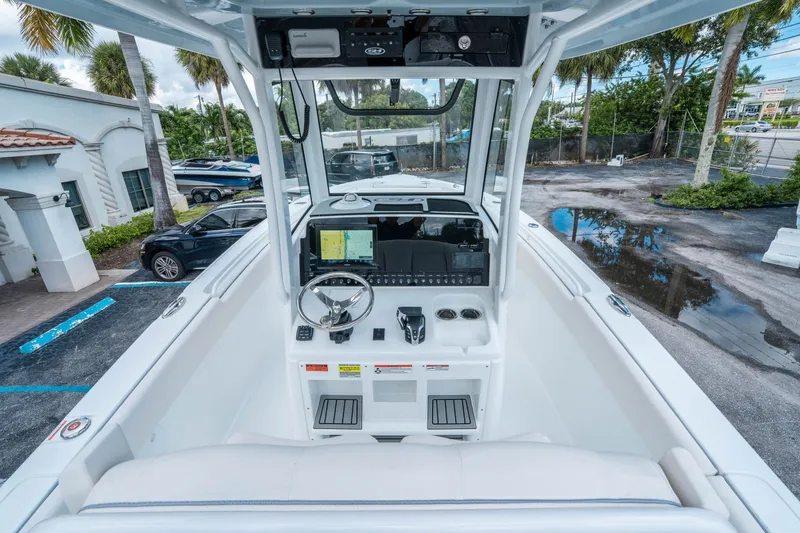 Slide: The Image of Sea Hunt Ultra 255 SE 2026 - 17