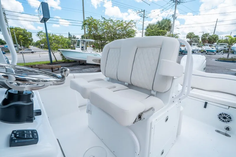 Slide: The Image of Sea Hunt Ultra 255 SE 2026 - 20