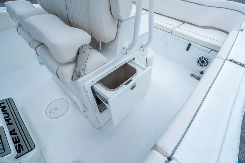 Slide: The Image of Sea Hunt Ultra 255 SE 2026 - 14