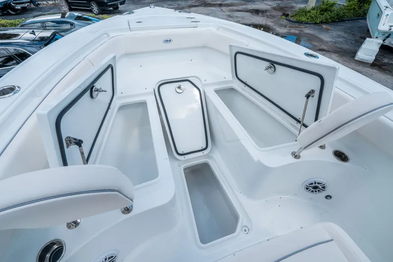 Slide: The Image of Sea Hunt Ultra 255 SE 2026 - 24