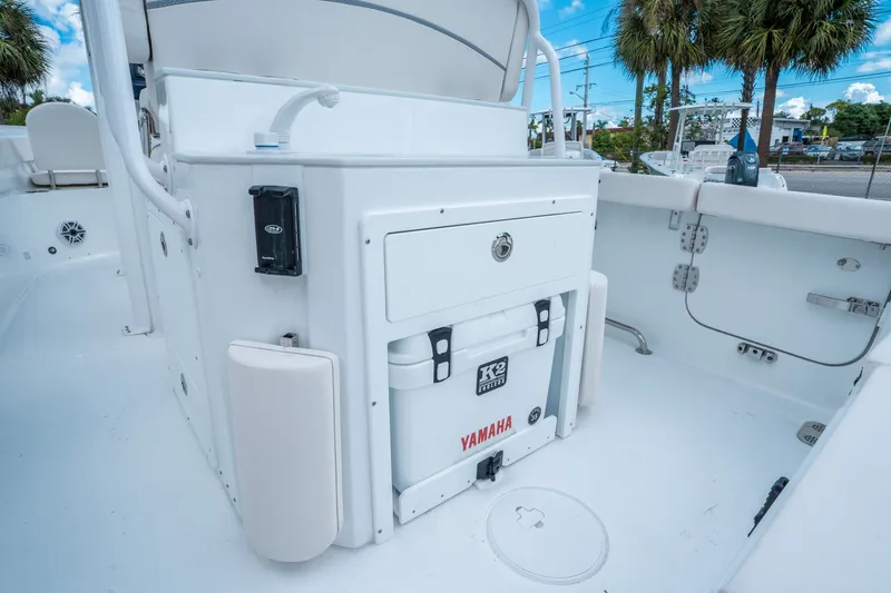 Slide: The Image of Sea Hunt Ultra 255 SE 2026 - 13