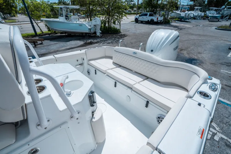 Slide: The Image of Sea Hunt Ultra 255 SE 2026 - 10