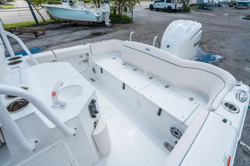 Slide: The Image of Sea Hunt Ultra 255 SE 2026 - 11