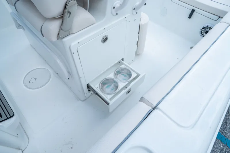 Slide: The Image of Sea Hunt Ultra 255 SE 2026 - 15