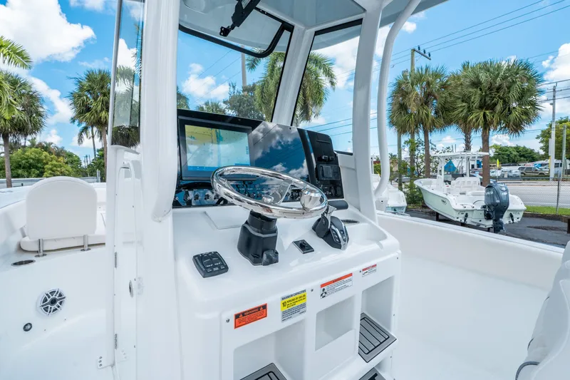 Slide: The Image of Sea Hunt Ultra 255 SE 2026 - 18