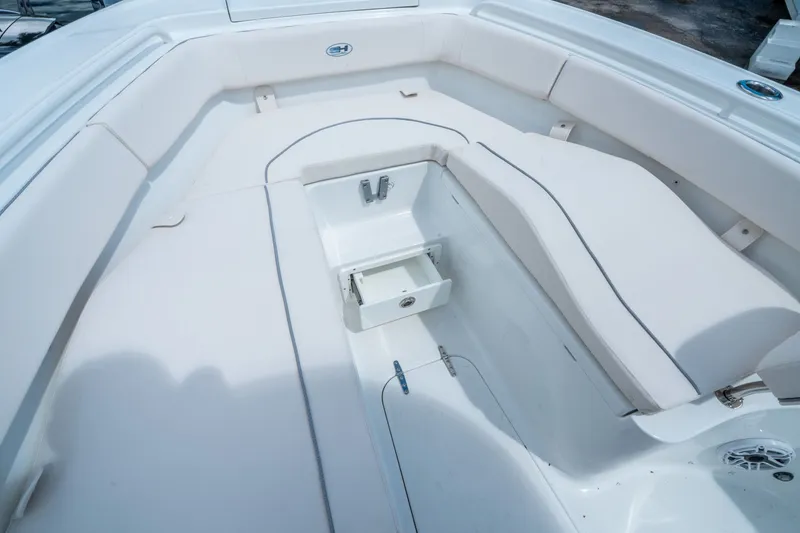 Slide: The Image of Sea Hunt Ultra 255 SE 2026 - 25